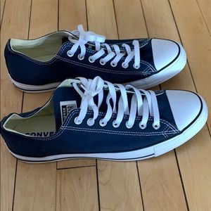 Navy blue low converse